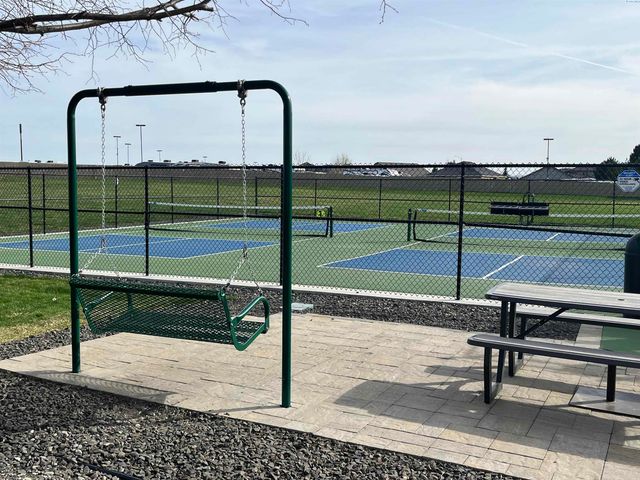 2843 Troon Ct, Richland, WA 99354