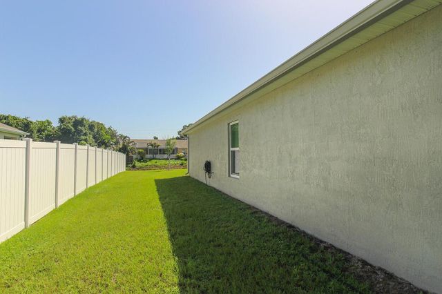 2033 SW Leafy Road, Port St. Lucie, FL 34953