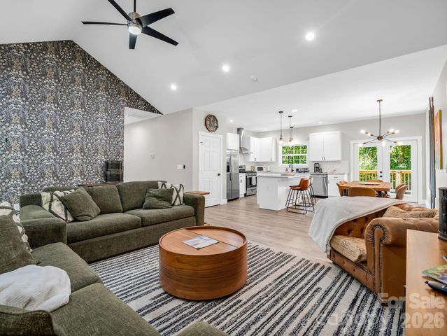 180 Ridgeview Drive, Hendersonville, NC 28792
