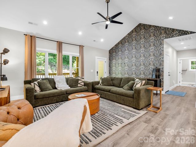 180 Ridgeview Drive, Hendersonville, NC 28792