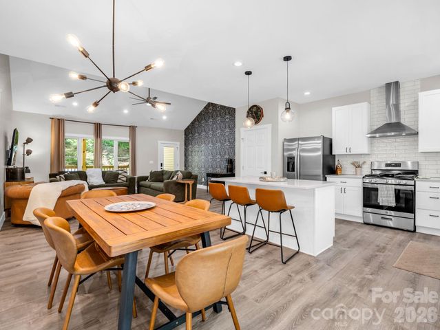 180 Ridgeview Drive, Hendersonville, NC 28792