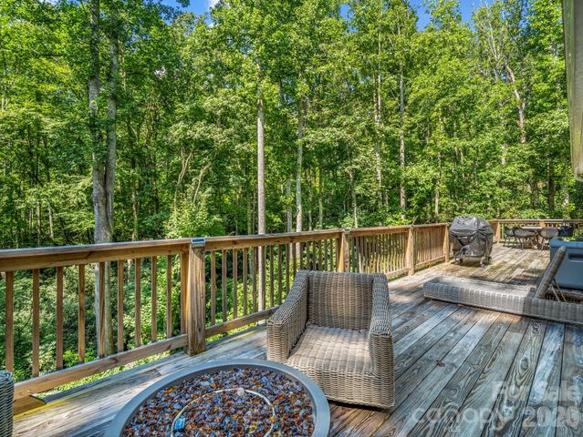 180 Ridgeview Drive, Hendersonville, NC 28792