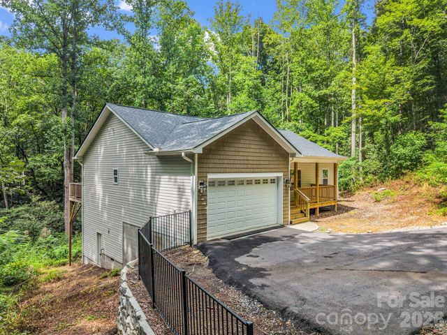 180 Ridgeview Drive, Hendersonville, NC 28792