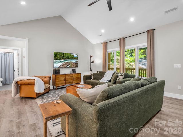 180 Ridgeview Drive, Hendersonville, NC 28792