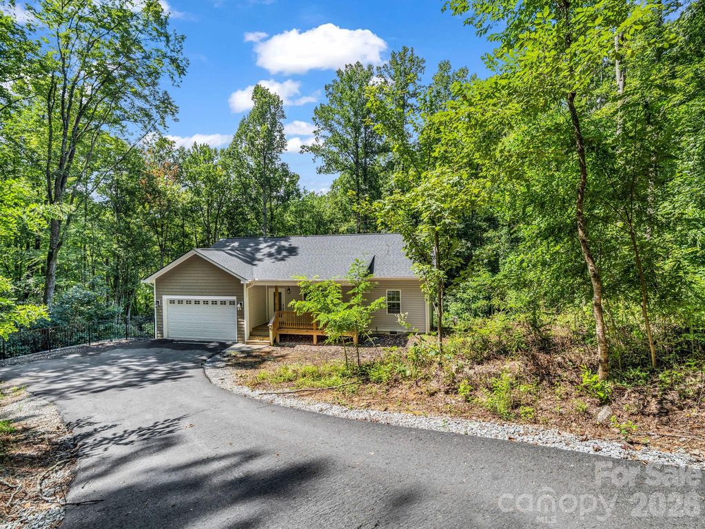 180 Ridgeview Drive, Hendersonville, NC 28792