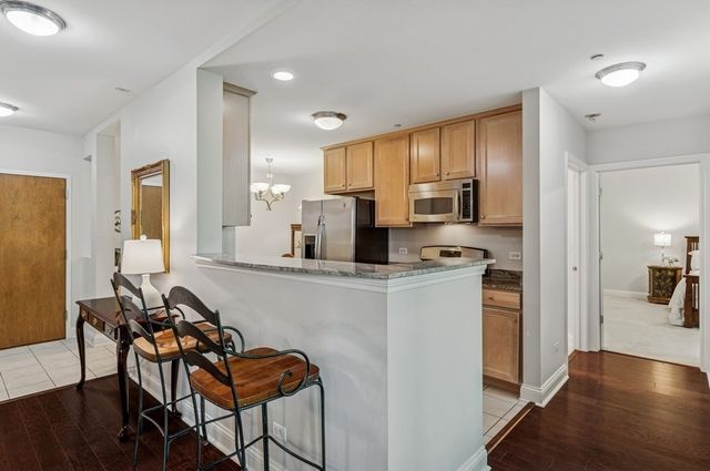 2700 Summit Drive 409, Glenview, IL 60025