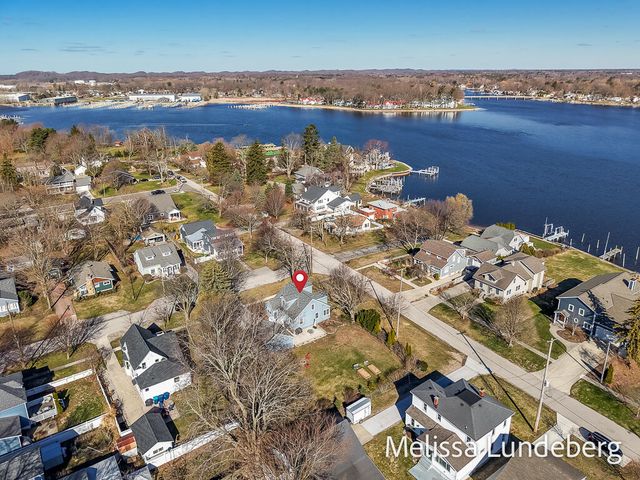 220 Barber Street, Spring Lake Vllg, MI 49456