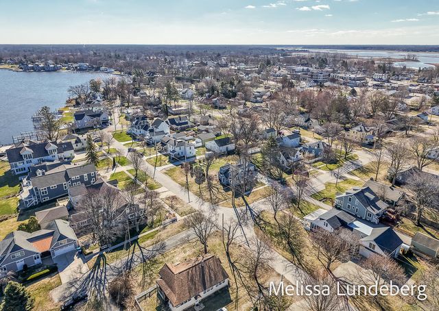220 Barber Street, Spring Lake Vllg, MI 49456