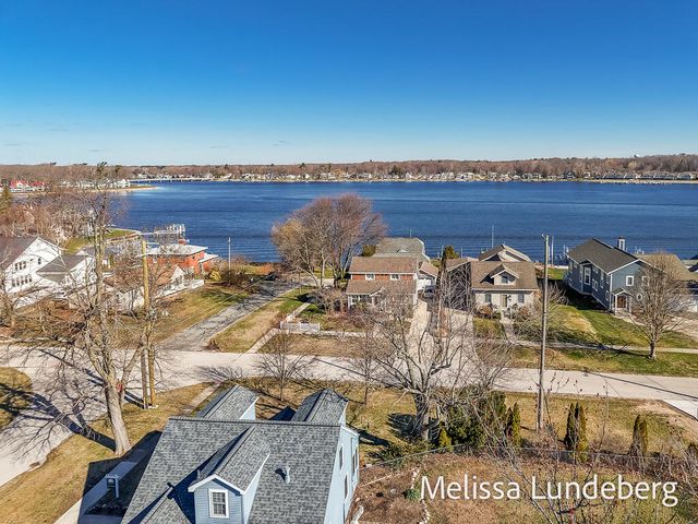 220 Barber Street, Spring Lake Vllg, MI 49456