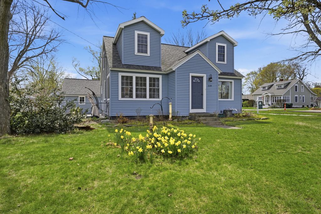 220 Barber Street, Spring Lake Vllg, MI 49456