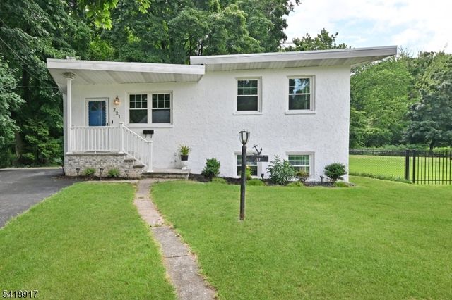 221 Lakeview Dr, Ridgewood Village, NJ 07450