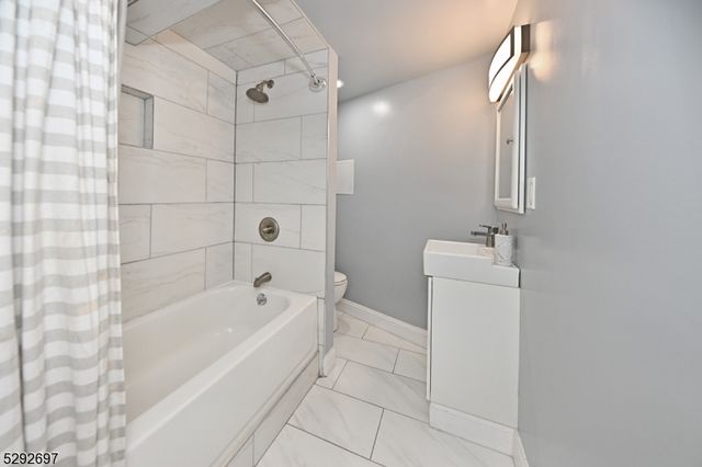 221 Lakeview Dr, Ridgewood Village, NJ 07450