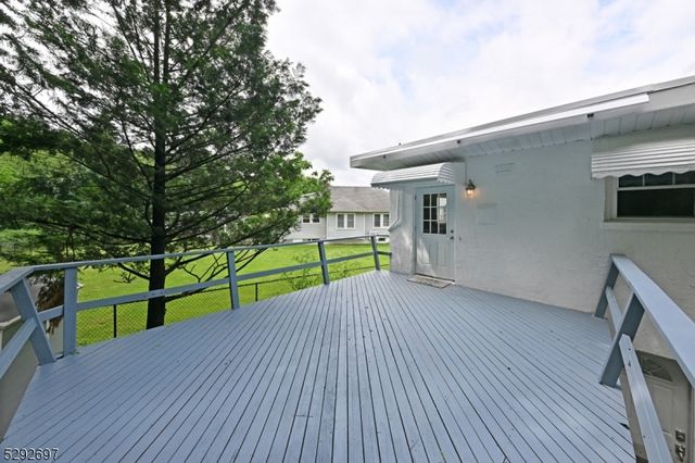 221 Lakeview Dr, Ridgewood Village, NJ 07450