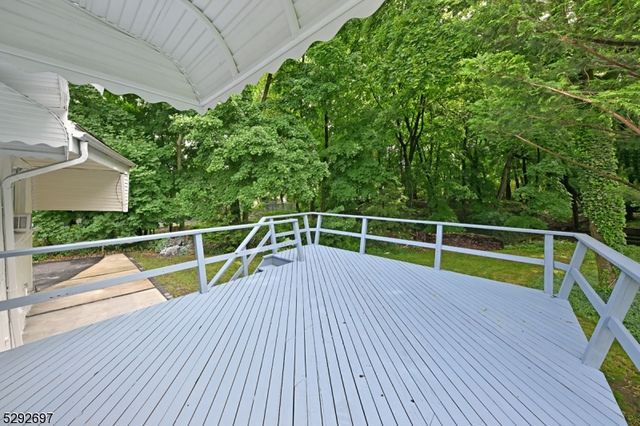 221 Lakeview Dr, Ridgewood Village, NJ 07450