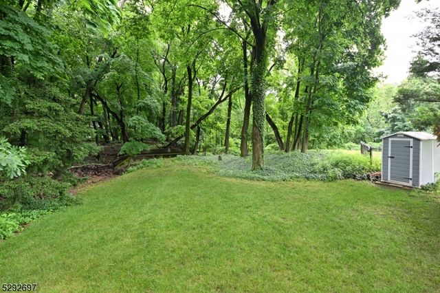 221 Lakeview Dr, Ridgewood Village, NJ 07450