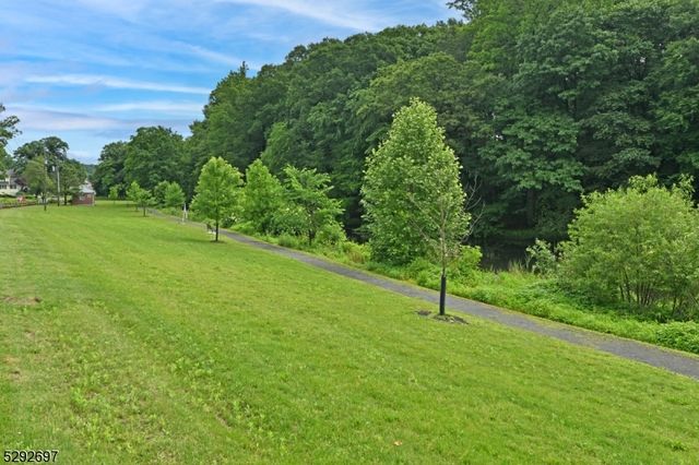 221 Lakeview Dr, Ridgewood Village, NJ 07450