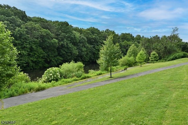 221 Lakeview Dr, Ridgewood Village, NJ 07450