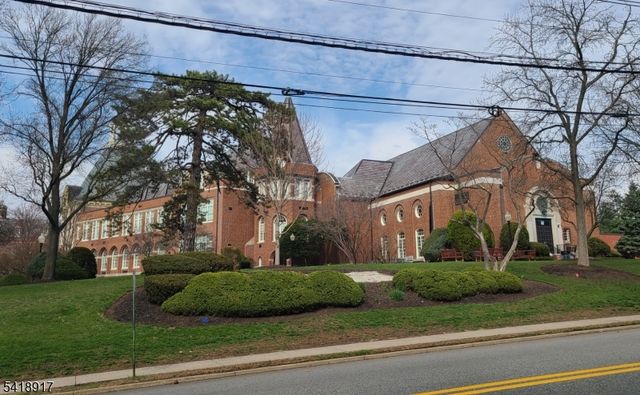 221 Lakeview Dr, Ridgewood Village, NJ 07450