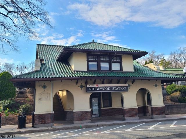 221 Lakeview Dr, Ridgewood Village, NJ 07450