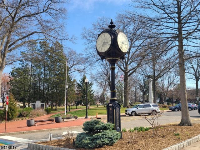 221 Lakeview Dr, Ridgewood Village, NJ 07450