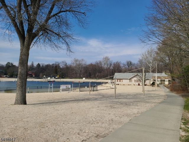 221 Lakeview Dr, Ridgewood Village, NJ 07450