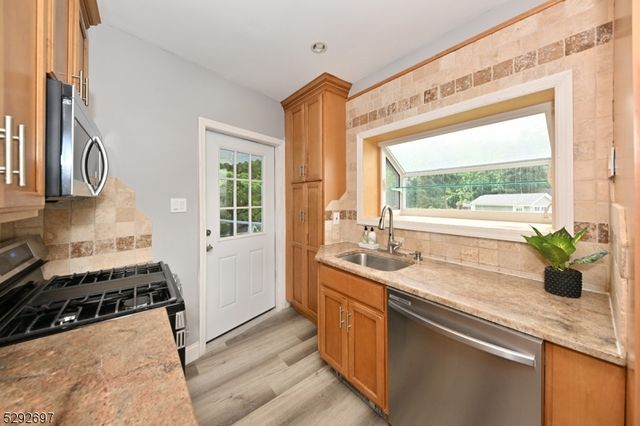 221 Lakeview Dr, Ridgewood Village, NJ 07450