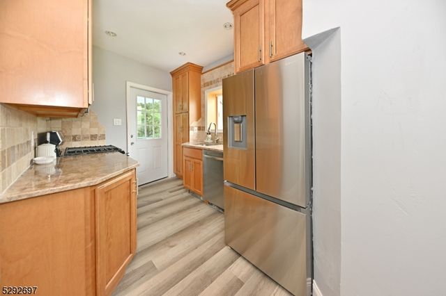 221 Lakeview Dr, Ridgewood Village, NJ 07450