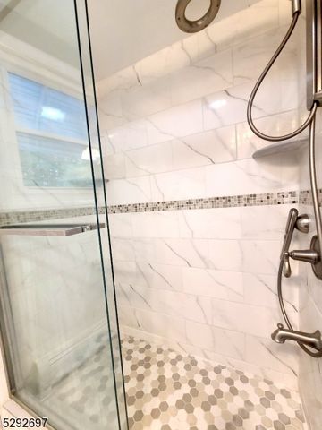 221 Lakeview Dr, Ridgewood Village, NJ 07450