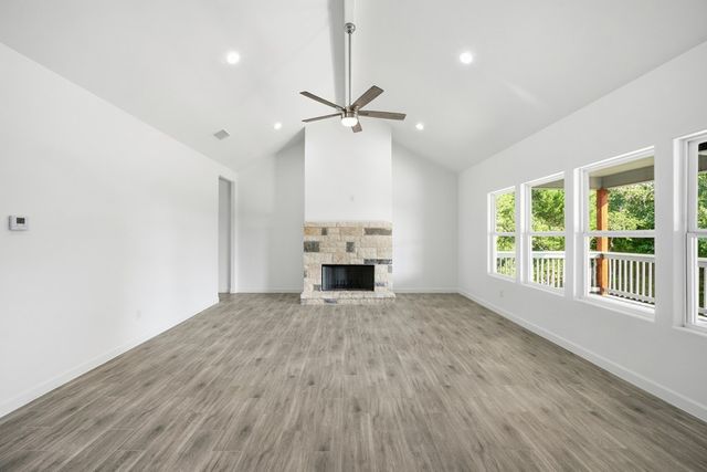 207 Deer Oaks Dr, Lakehills, TX 78063