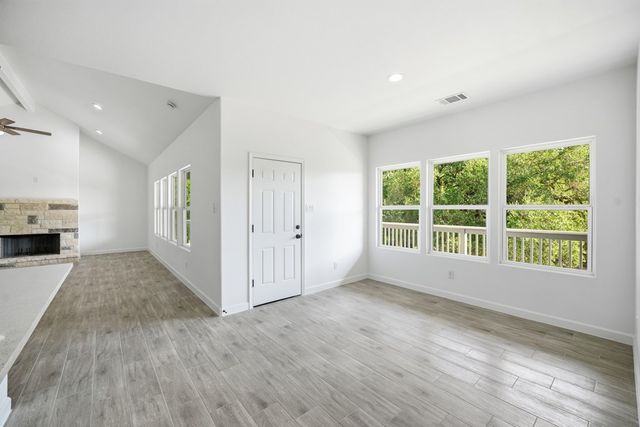 207 Deer Oaks Dr, Lakehills, TX 78063