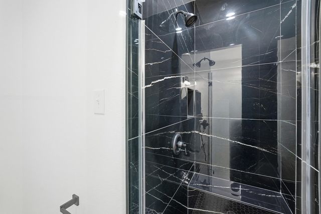 207 Deer Oaks Dr, Lakehills, TX 78063