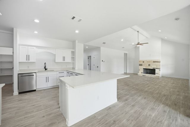 207 Deer Oaks Dr, Lakehills, TX 78063