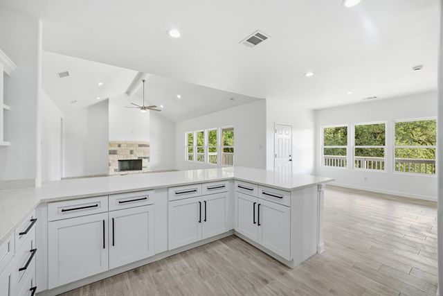 207 Deer Oaks Dr, Lakehills, TX 78063