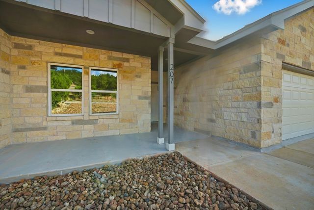 207 Deer Oaks Dr, Lakehills, TX 78063