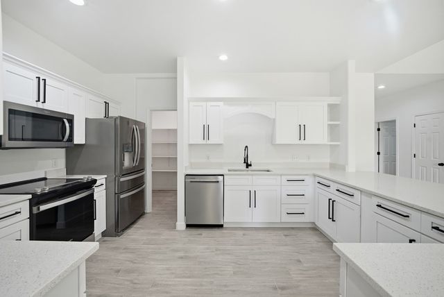 207 Deer Oaks Dr, Lakehills, TX 78063