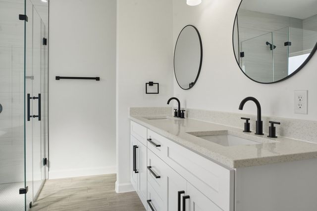 207 Deer Oaks Dr, Lakehills, TX 78063