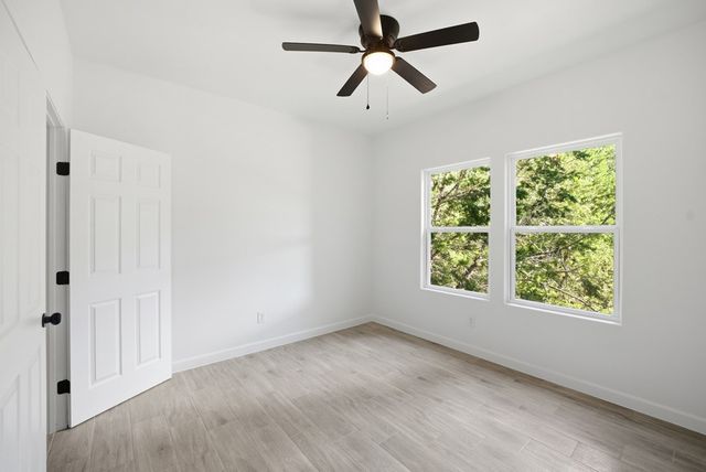 207 Deer Oaks Dr, Lakehills, TX 78063