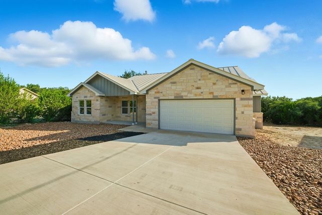 207 Deer Oaks Dr, Lakehills, TX 78063