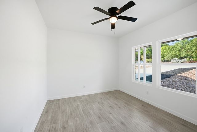 207 Deer Oaks Dr, Lakehills, TX 78063