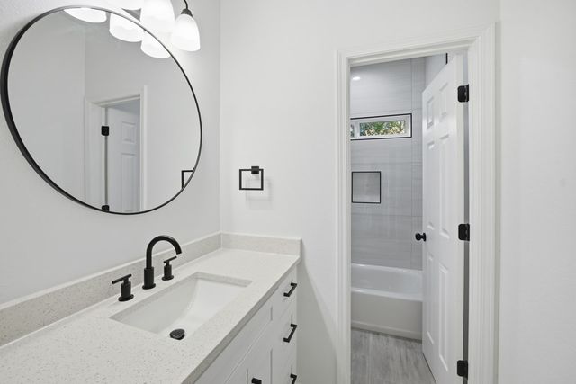 207 Deer Oaks Dr, Lakehills, TX 78063