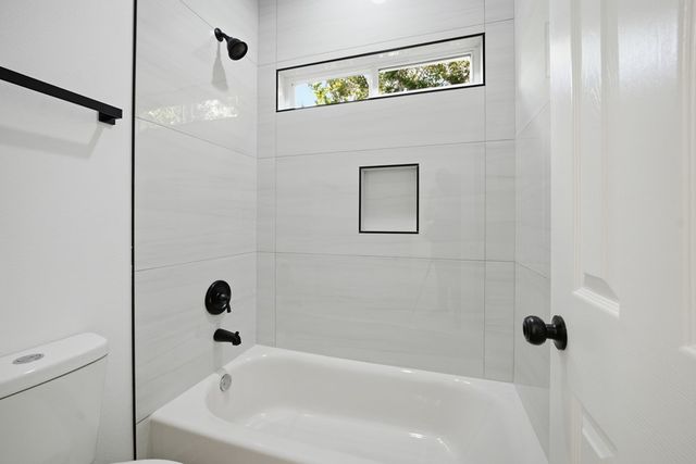 207 Deer Oaks Dr, Lakehills, TX 78063