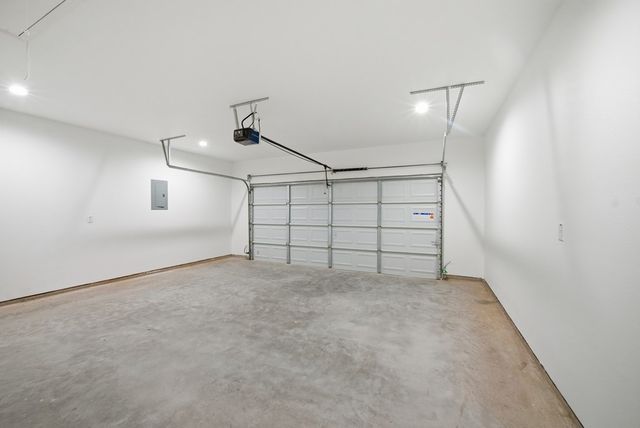 207 Deer Oaks Dr, Lakehills, TX 78063