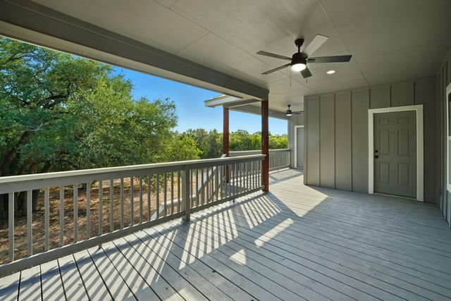 207 Deer Oaks Dr, Lakehills, TX 78063