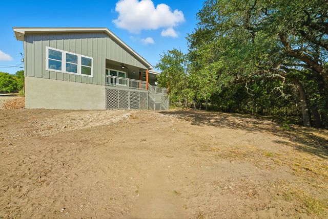 207 Deer Oaks Dr, Lakehills, TX 78063
