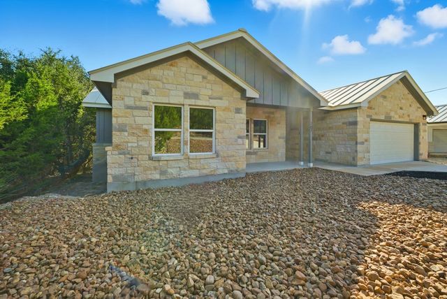 207 Deer Oaks Dr, Lakehills, TX 78063