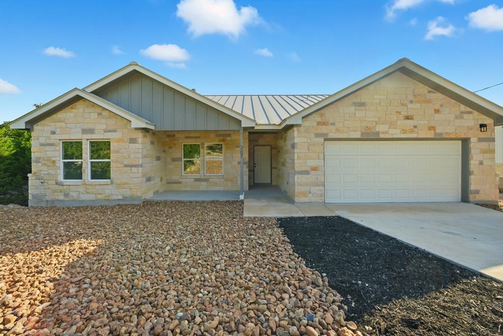 207 Deer Oaks Dr, Lakehills, TX 78063