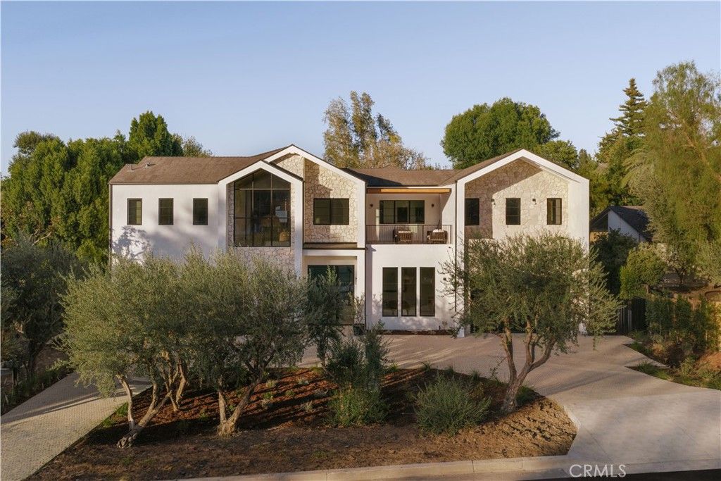 Image 1 of property listing at 4744 Vista De Oro Avenue, Woodland Hills, CA 91364
