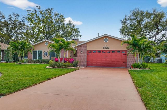 1700 GLEN LAKES BOULEVARD N, St Petersburg, FL 33702