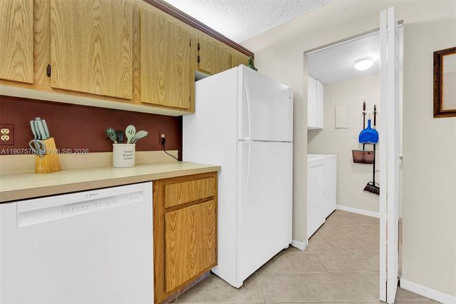 442 Pine Glen Lane D-2, Greenacres, FL 33463