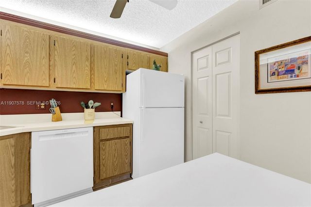 442 Pine Glen Lane D-2, Greenacres, FL 33463